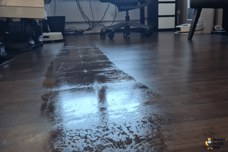 Die Yeedi Floor 3 Station wischt den Laminatboden im Arbeitszimmer.